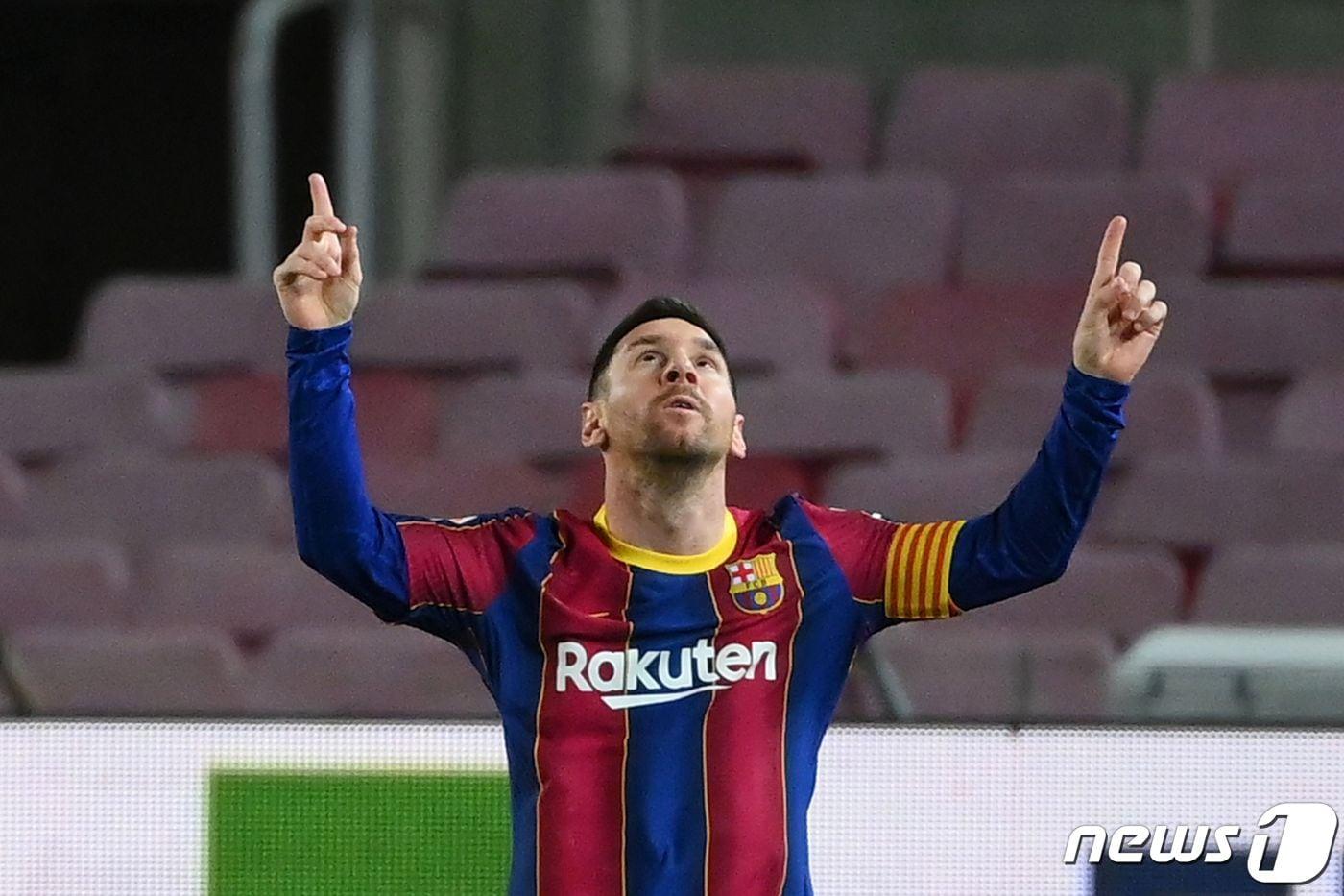 본문 이미지 - 바르셀로나의 리오넬 메시가 1일(한국시간) 스페인 바르셀로나의 캄프 누에서 열린 아틀레틱 빌바오와의 2020-21 스페인 프리메라리가 21라운드에서 득점 후 세리머니를 하고 있다. ⓒ AFP=뉴스1