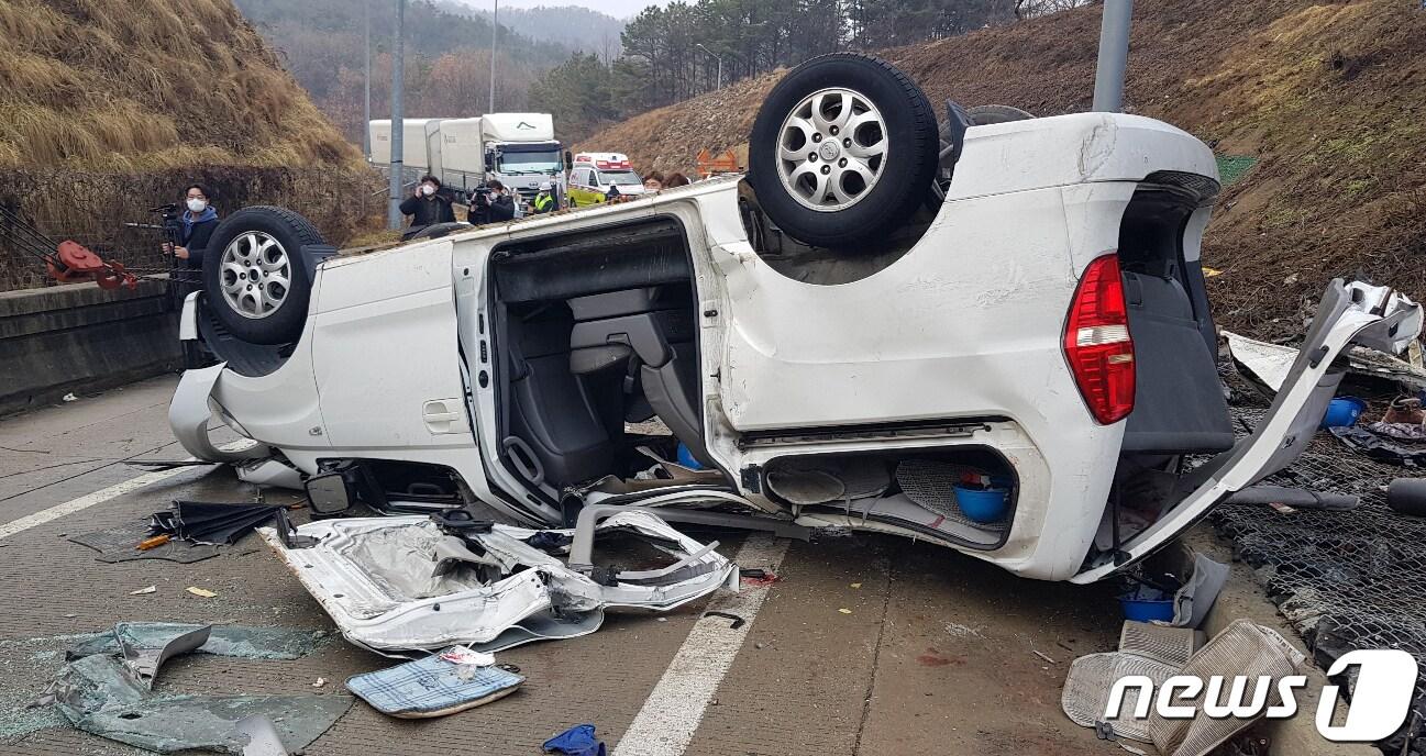 본문 이미지 - 1일 오전 8시26분쯤 세종시 금남면 당진-영덕고속도로 남세종 나들목 진입로 구간에서 승합차가 전복됐다. 이 사고로 승합차에 타고 있던 12명 중 7명이 숨졌다. 이들은 한 철근회사에 근무하는 중국 출신 노동자로 회사 기숙사로 돌아가는 길에 참변을 당한 것으로 전해졌다. (대전소방본부 제공) 2021.2.1/뉴스1