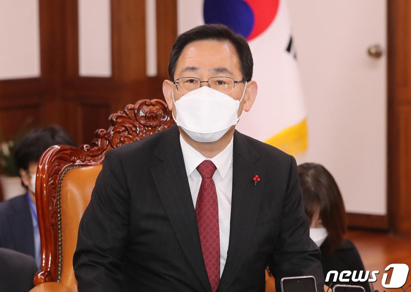 본문 이미지 - 주호영 국민의힘 원내대표가 1일 서울 여의도 국회에서 열린 국회의장-여야 원내대표 회동에서 발언을 하고 있다. 2021.2.1/뉴스1 ⓒ News1 성동훈 기자