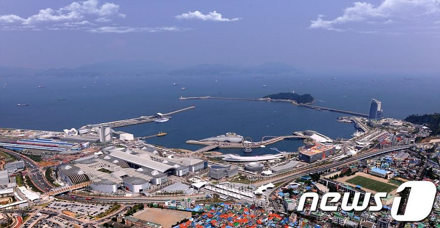 본문 이미지 - 여수세계박람회장과 오동도.(여수시 제공)/뉴스1 ⓒ News1