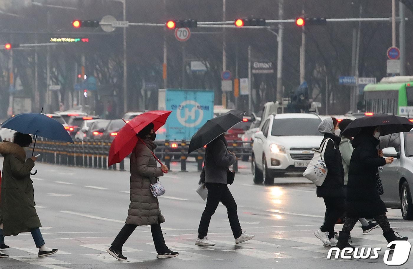 본문 이미지 - 1일 오전 비 내리는 대구 도심 횡단보도에서 우산을 쓴 시민들이 발걸음을 재촉하고 있다. 2021.2.1/뉴스1 ⓒ News1 공정식 기자