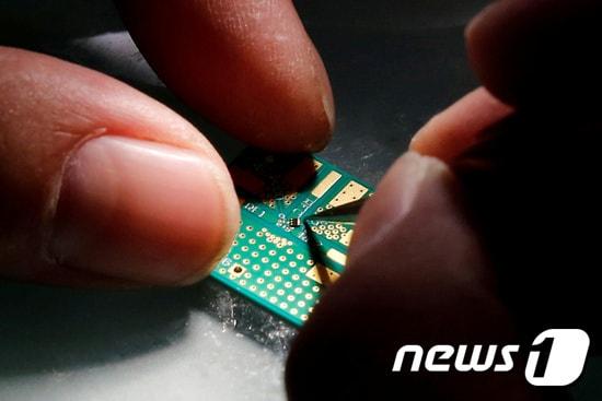 본문 이미지 - 반도체칩. ⓒ 로이터=뉴스1