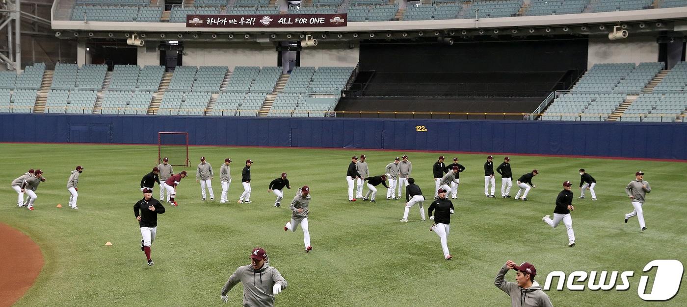 고척스카이돔에서 열린 키움 히어로즈의 스프링캠프에서 선수들이 훈련을 하고 있다. 2021.2.1/뉴스1 ⓒ News1 김진환 기자
