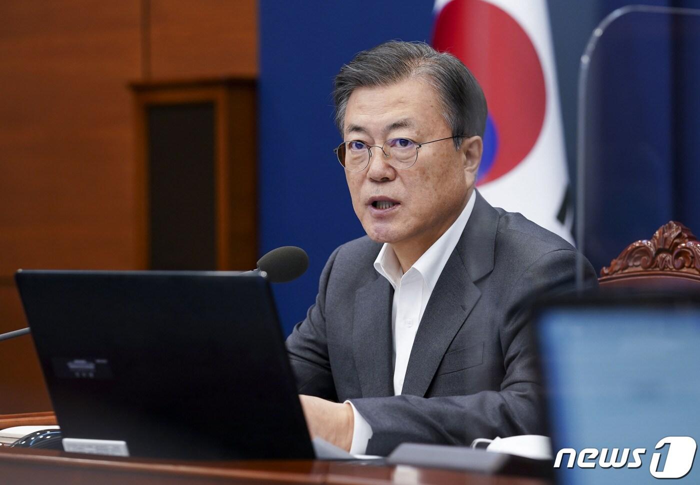 본문 이미지 - 문재인 대통령이 1일 오후 청와대 여민관에서 수석·보좌관 회의를 주재하고 있다. 2021.2.1/뉴스1 ⓒ News1 이광호 기자