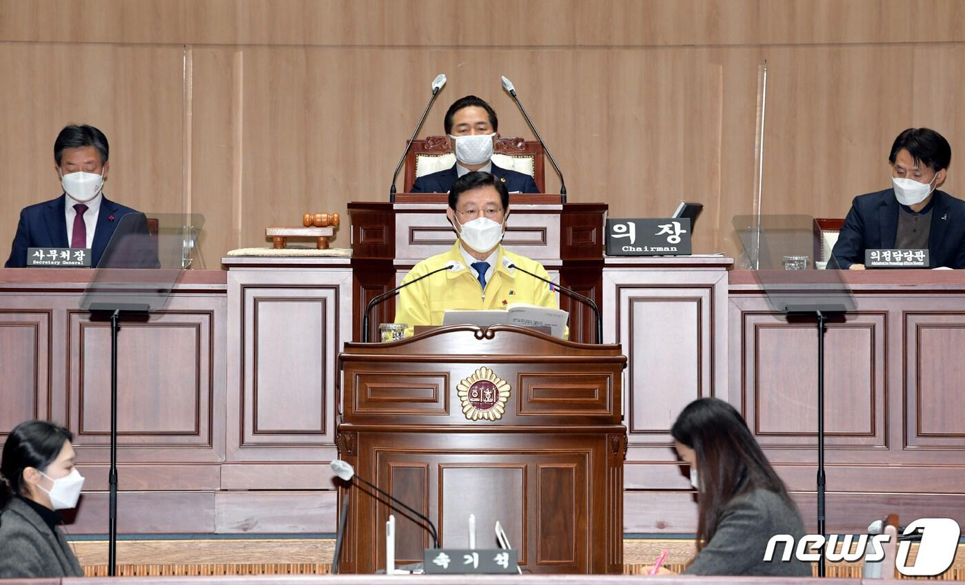 본문 이미지 - 이용섭 광주시장이 1일 오전 시의회 본회의장에서 열린 제295회 임시회 제1차 본회의에 참석해 2021년도 주요업무계획을 보고하고 있다. 이 시장은 "AI 광주시대가 열리고 있다＂며 ＂각종 감염병과 재난 재해, 사고로부터 안전한 광주, 우리 아이들이 언제 어디서나 '나는 광주에 산다'고 자랑스럽게 얘기할 수 있는 당당한 광주를 만들겠다＂고 밝혔다.(광주시 제공)2021.2.1 /뉴스1 ⓒ News1