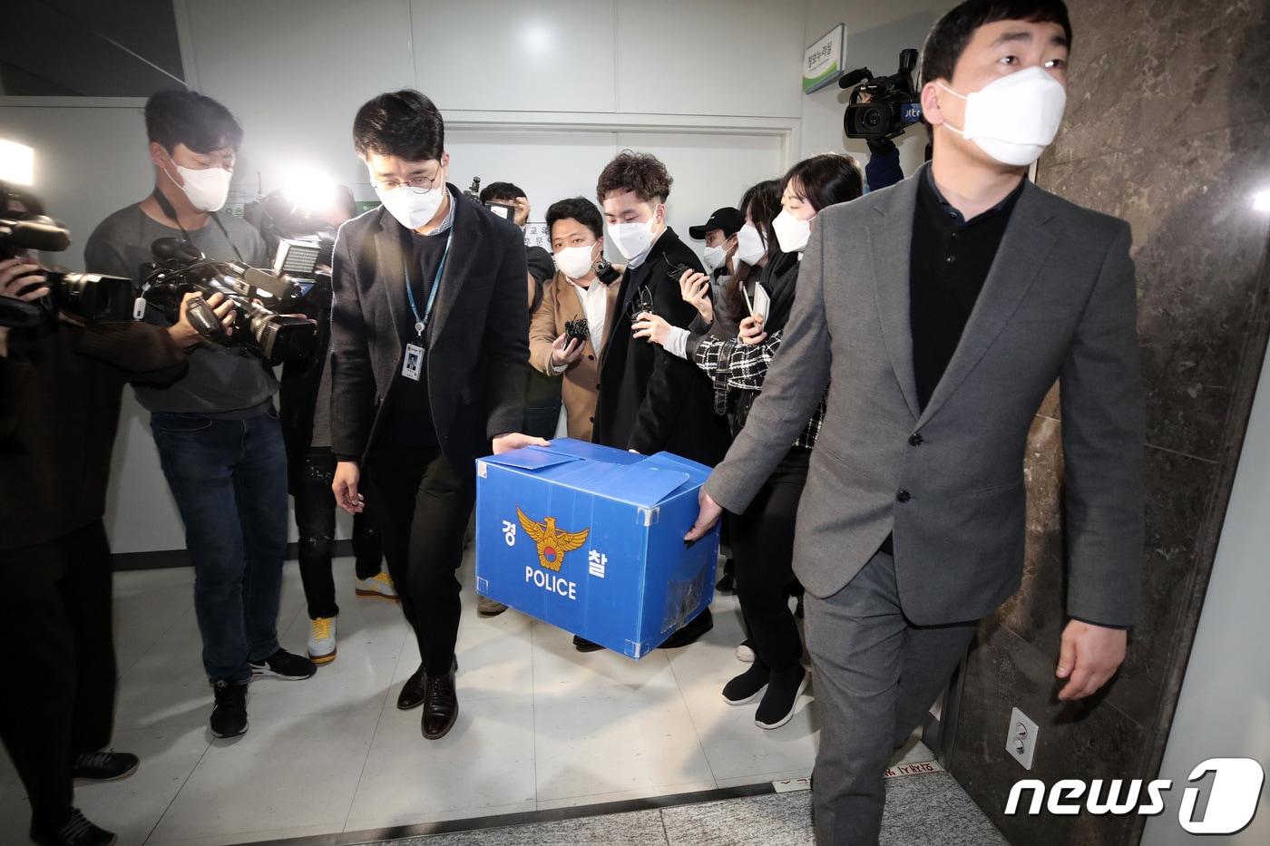 본문 이미지 - 1일 오후 경기도 성남시청에서 경기남부경찰청 반부패경제범죄수사대원들이 은수미 시장의 채용비리 의혹 관련 압수수색을 마치고 압수품을 챙겨서 나서고 있다. 2021.2.1/뉴스1 ⓒ News1 조태형 기자