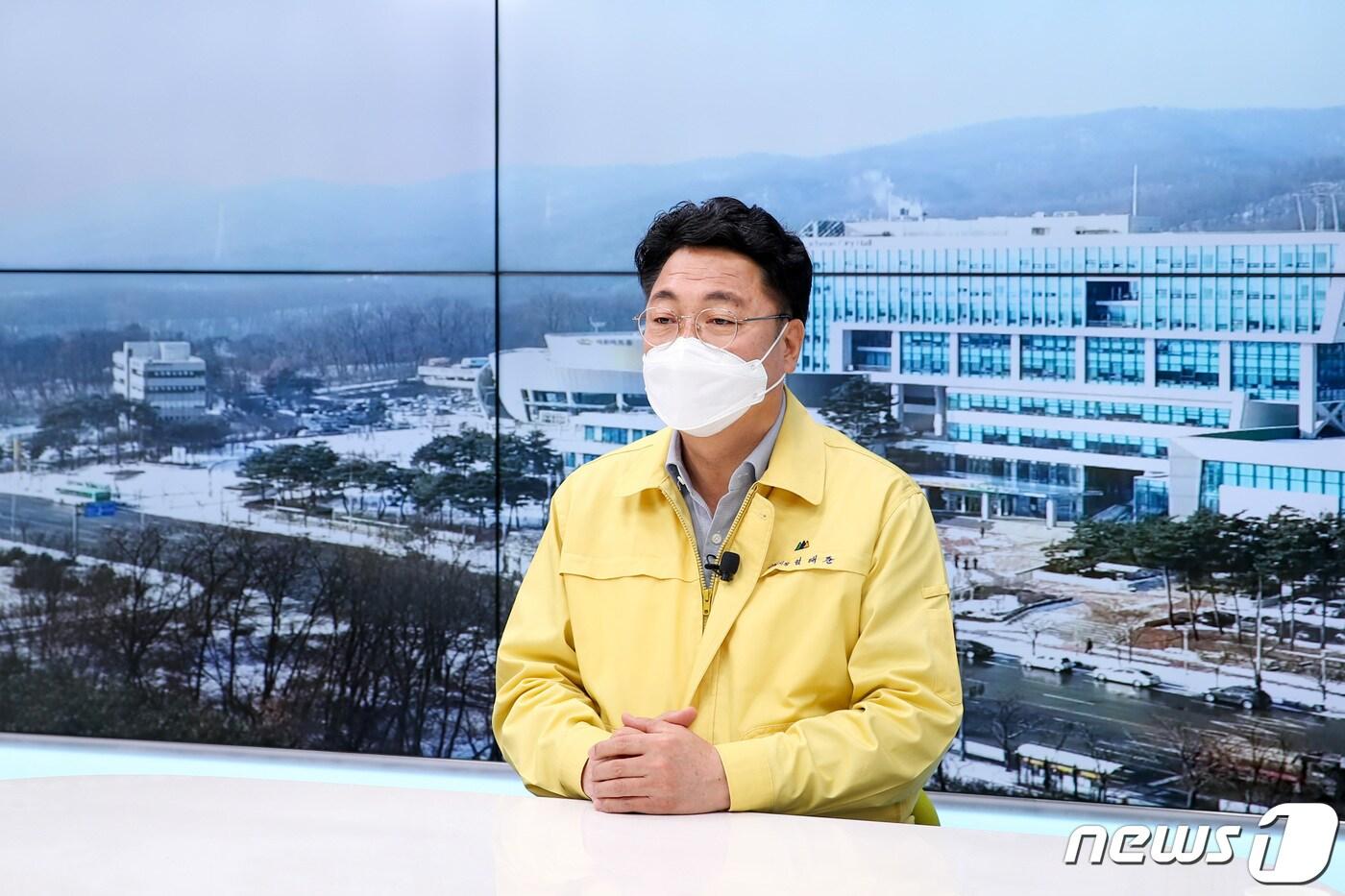 본문 이미지 - 엄태준 시장이 시의 코로나19 민생안정 추가대책을 발표하고 있다 (이천시 제공) ⓒ News1 