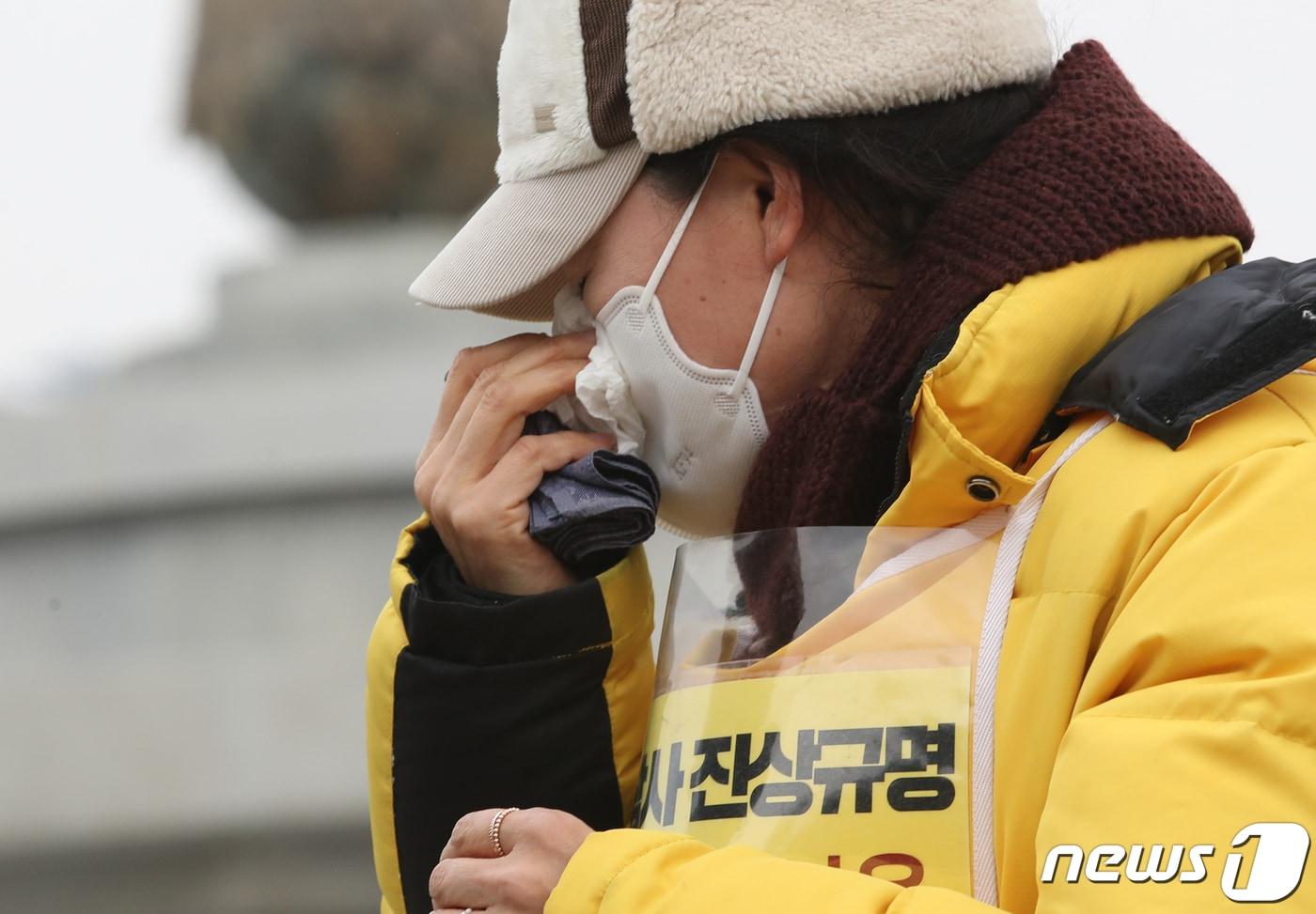 1일 오후 서울 종로구 청와대 앞 분수대광장에서 4.16세월호참사 가족협의회 주최로 열린 정부의 세월호 참사 진상규명 약속 이행 및 새로운 수사 촉구 기자회견에서 고 임경빈 군의 어머니 전인숙씨가 발언을 마치고 눈물을 훔치고 있다.  2021.2.1/뉴스1 ⓒ News1 송원영 기자