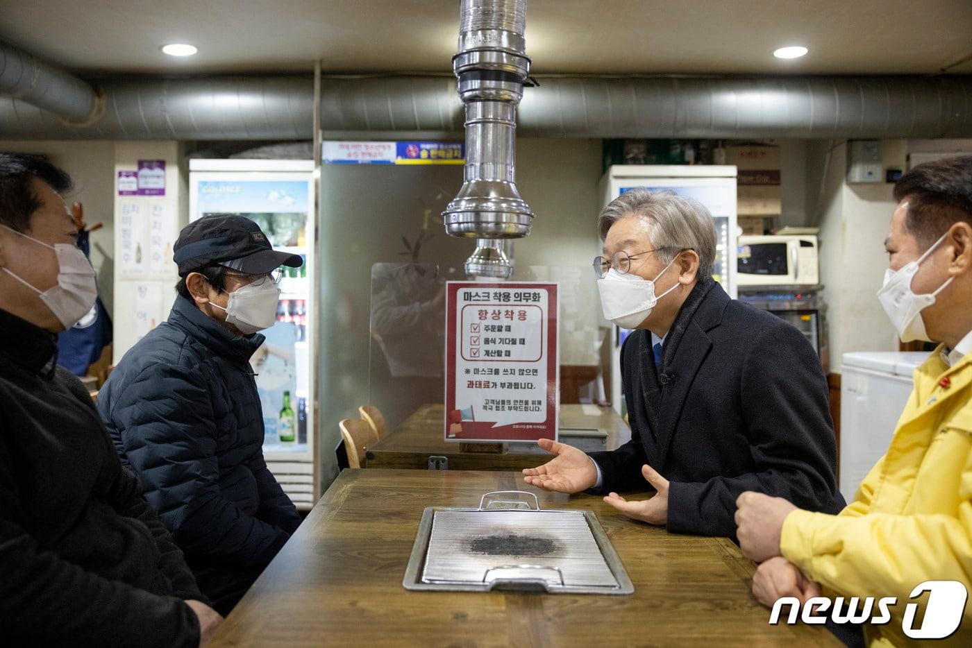 본문 이미지 - 이재명 경기도지사가 올 2월1일 착한임대인 운동에 참여해 자발적으로 임대료를 감면하고 있는 안양시동안구 귀인동 먹거리촌 임대인과 상인들을 찾아 감사의 뜻을 전했다.(경기도 제공)/2021.02.21ⓒ 뉴스1