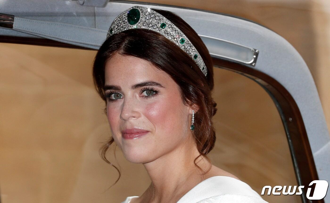 본문 이미지 - 2018년 10월 윈저성에서 결혼식을 올리는 유지니 공주. ⓒ 로이터=뉴스1