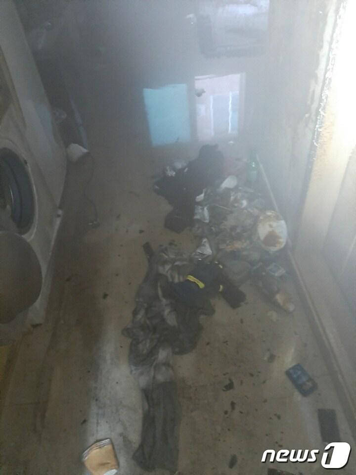 본문 이미지 - 천안 다세대주택에서 방화로 의심되는 화재가 발생해 3명이 화상을 입고 병원으로 이송됐다. 사진은 현장사진(천안서북소방서 제공)ⓒ 뉴스1