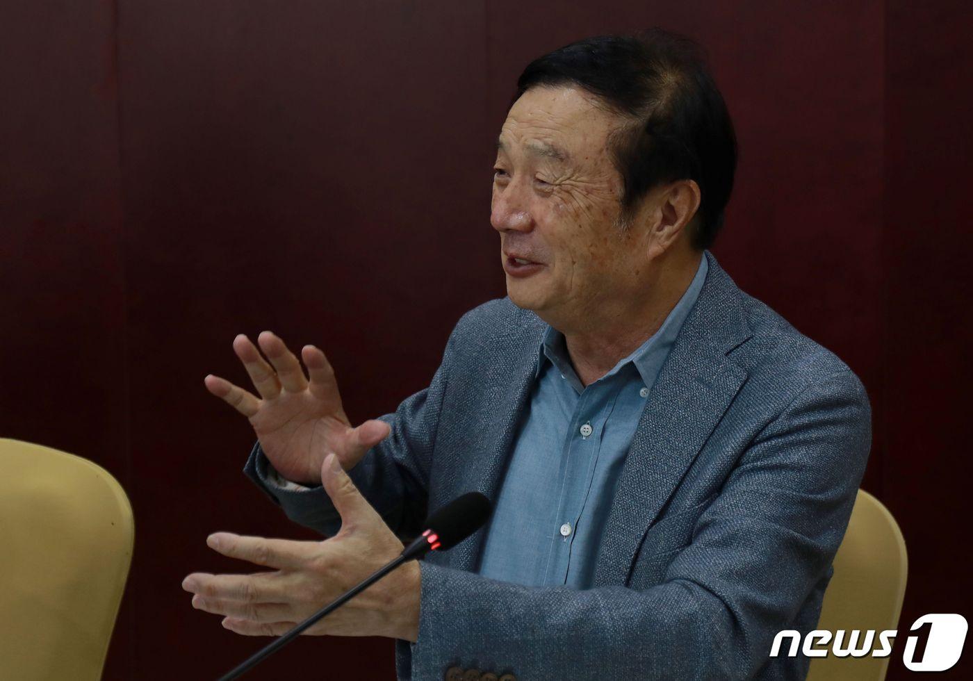 런정페이 화웨이 CEO가 9일 (현지시간) 산시성 타이위안에서 기자회견을 갖고 조 바이든 미국 대통령과의 통화를 환영하며 미국 부품의 대량 구매도 희망한다고 밝히고 있다. ⓒ AFP=뉴스1 ⓒ News1 우동명 기자