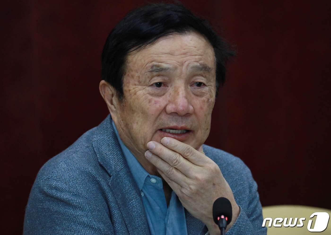 런정페이 화웨이 CEO가 9일 &#40;현지시간&#41; 산시성 타이위안에서 기자회견을 갖고 조 바이든 미국 대통령과의 통화를 환영하며 미국 부품의 대량 구매도 희망한다고 밝히고 있다. ⓒ AFP=뉴스1 ⓒ News1 우동명 기자