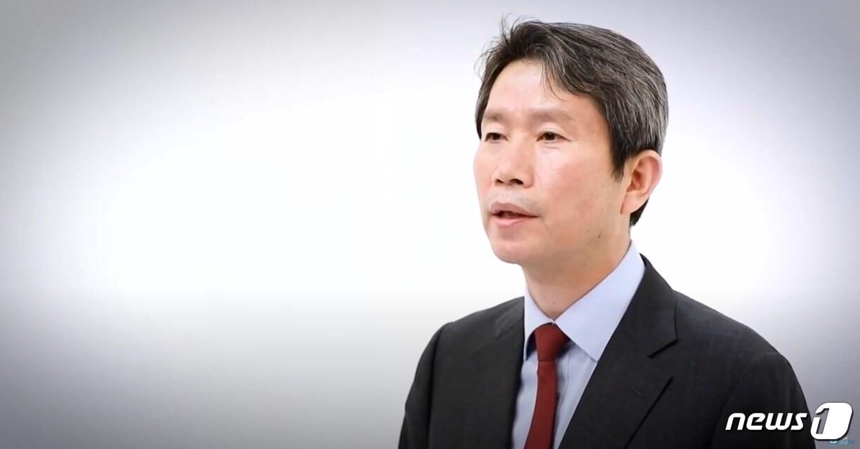 본문 이미지 - 이인영 통일부 장관이 '2021년 설계기 온라인 망향경모제'에서 격려사를 하고 있다.(통일부 제공)ⓒ 뉴스1
