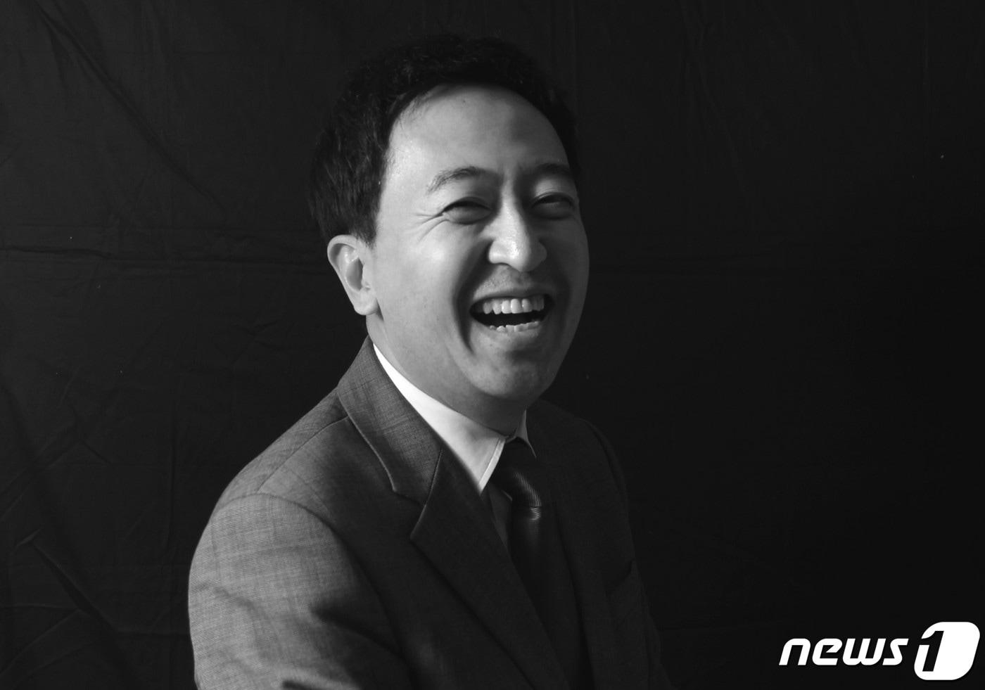 본문 이미지 - 금태섭 무소속 서울시장 예비후보가 뉴스1과 인터뷰에 앞서 환하게 웃는 포즈를 잡았다.ⓒ 뉴스1 이길우 객원기자