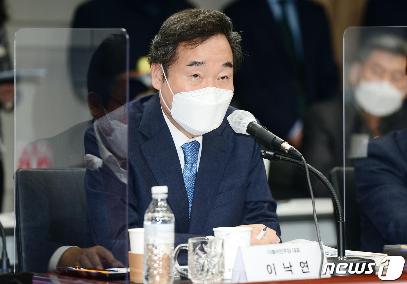 본문 이미지 - 이낙연 더불어민주당 대표가 11일 오전 광주 동구 국립아시아문화전당에서 열린 '원로 문화예술인과의 현장 간담회'에서 발언을 하고 있다.2021.2.11/뉴스1 ⓒ News1 정다움 기자