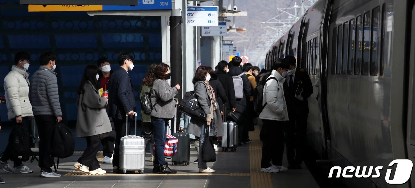 본문 이미지 - 설 연휴 첫날인 11일 오전 울산시 울주군 KTX울산역에서 귀성객들이 열차에 탑승하고 있다. 2021.2.11/뉴스1 ⓒ News1 윤일지 기자