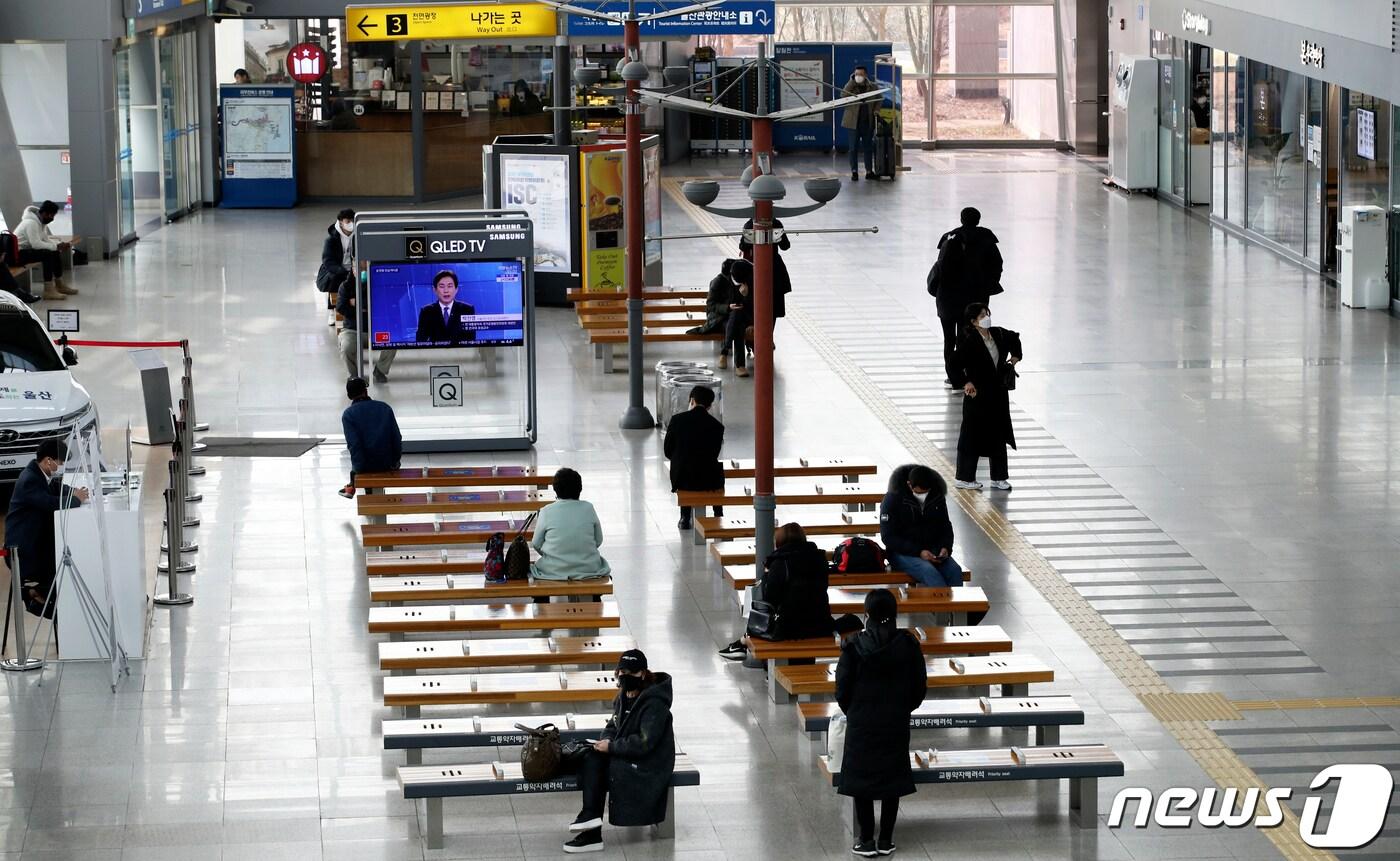 본문 이미지 - 설 연휴 첫날인 11일 오전 울산시 울주군 KTX울산역 내 대합실이 한산한 모습을 보이고 있다. 2021.2.11 /뉴스1 ⓒ News1 윤일지 기자