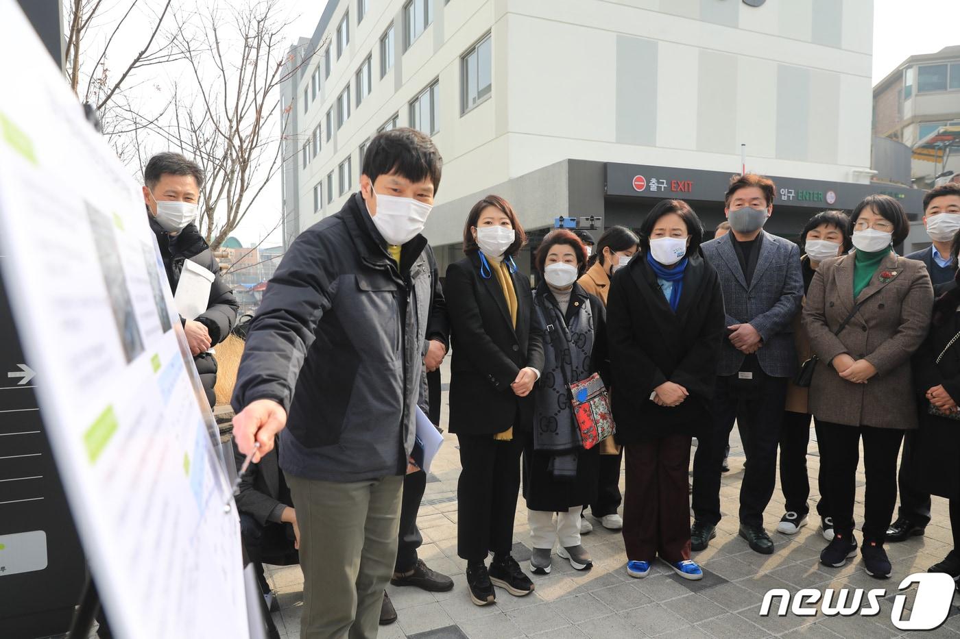 본문 이미지 - 서울시장 보궐선거에 출마한 더불어민주당 박영선 예비후보가 11일 서울 성북구 정릉 청신호 1호 행복주택(청년·신혼부부 행복주택)을 방문해 관련 정보를 듣고 있다.(박영선 캠프 제공) 2021.2.11/뉴스1 ⓒ News1 민경석 기자