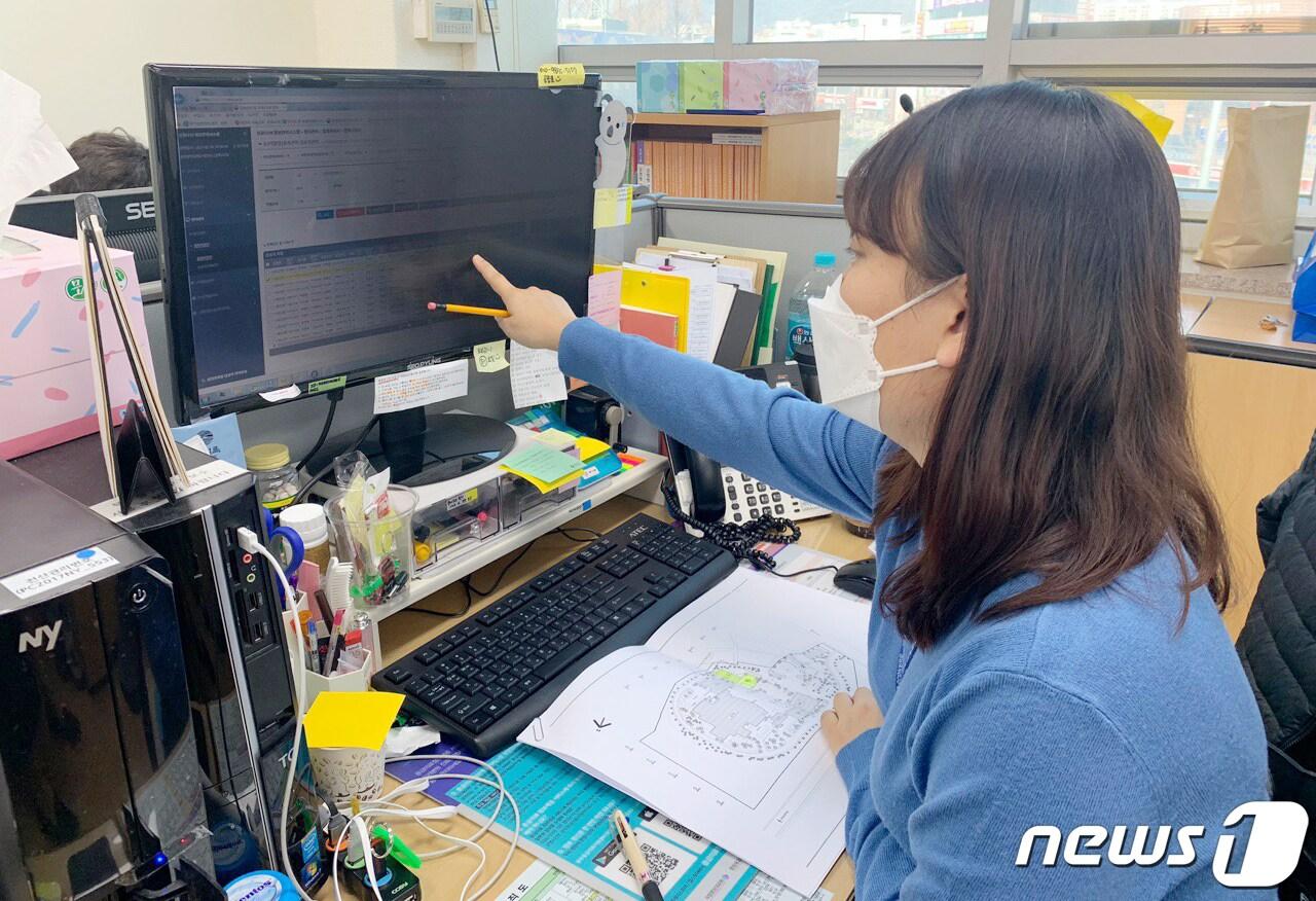 본문 이미지 - 11일 오후 광주 북구보건소 역학조사팀에서 근무하는 이수연씨(32·여)가 확진자의 동선을 분석하고 있다.(독자제공)ⓒ News1