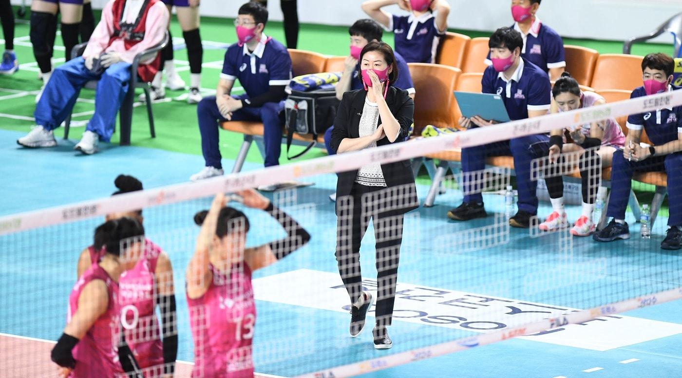 본문 이미지 - 박미희 흥국생명 감독이 11일 김천실내체육관에서 열린 도로공사와의 2020-21 도드람 V리그 여자부 5라운드 경기에서 선수들을 지휘하고 있다. (KOVO 제공) ⓒ 뉴스1