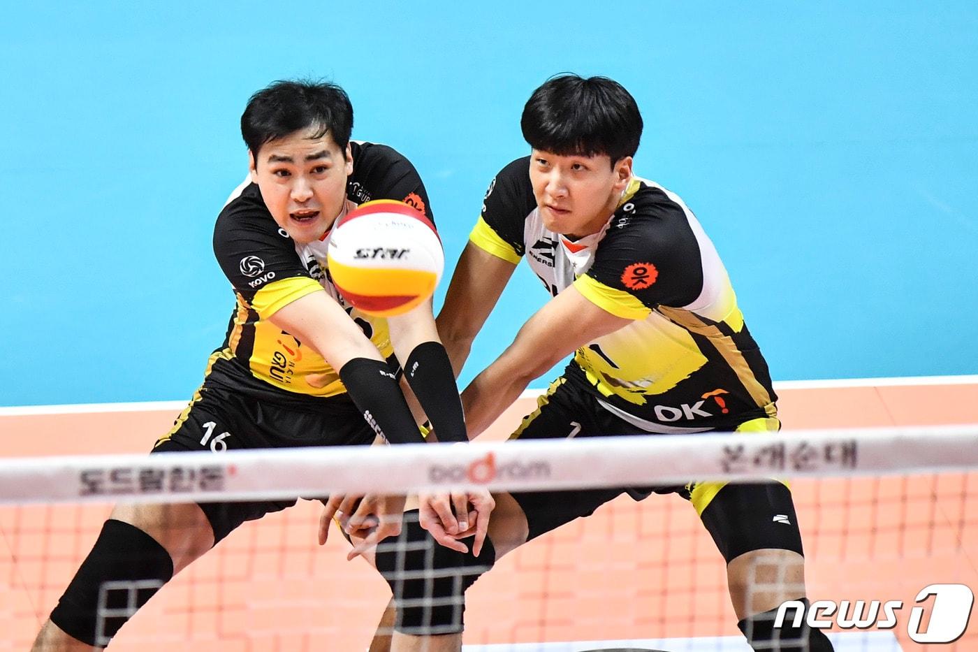 남자 배구 학폭 가해자로 지목된 OK금융그룹의 심경섭(왼쪽)과 송명근 .(한국배구연맹 제공) ⓒ 뉴스1