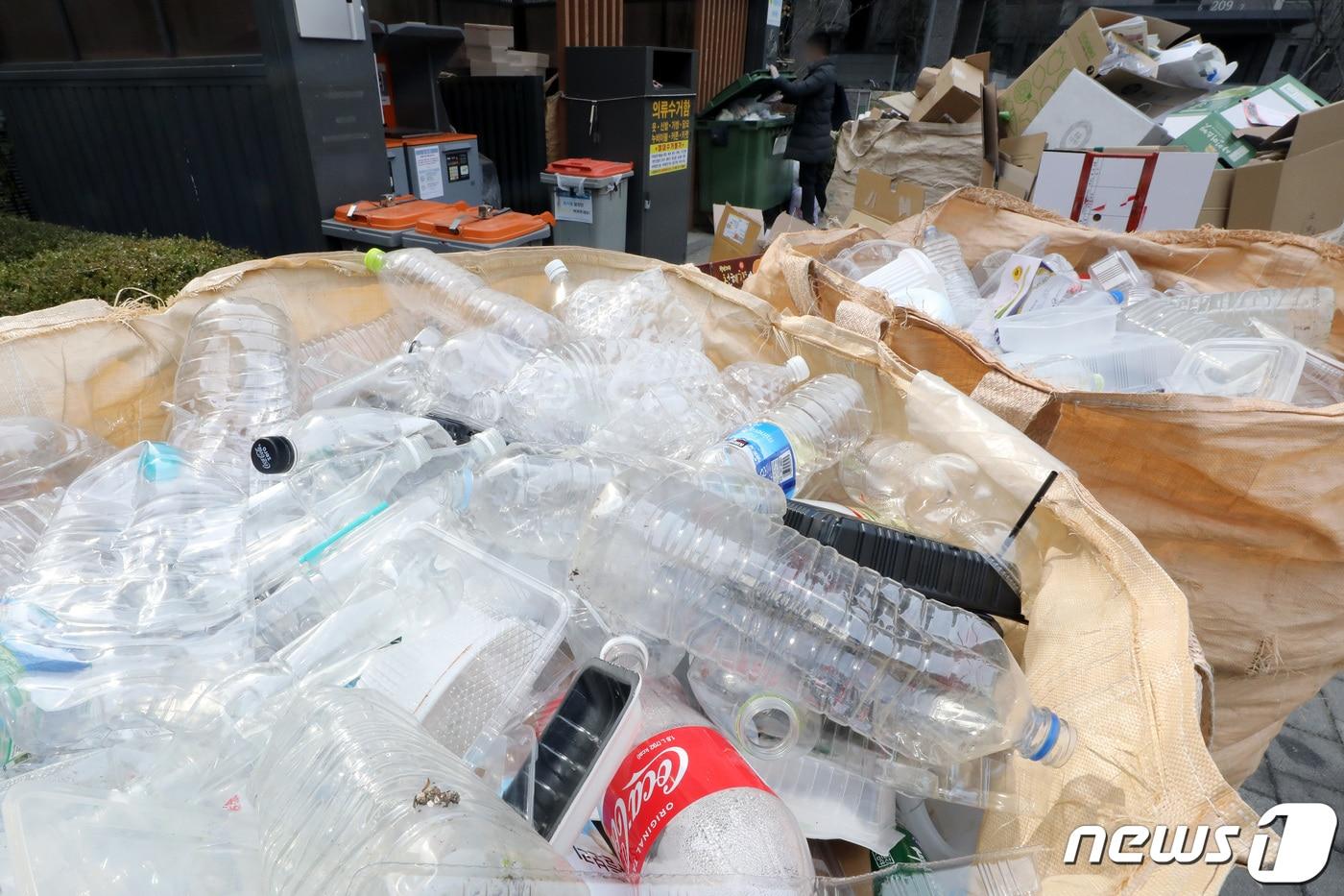 본문 이미지 - 서울의 한 아파트 단지에 설 선물 포장재 등 재활용 쓰레기가 산더미처럼 쌓여 있다. 2021.2.14 ⓒ 뉴스1 이동해 기자