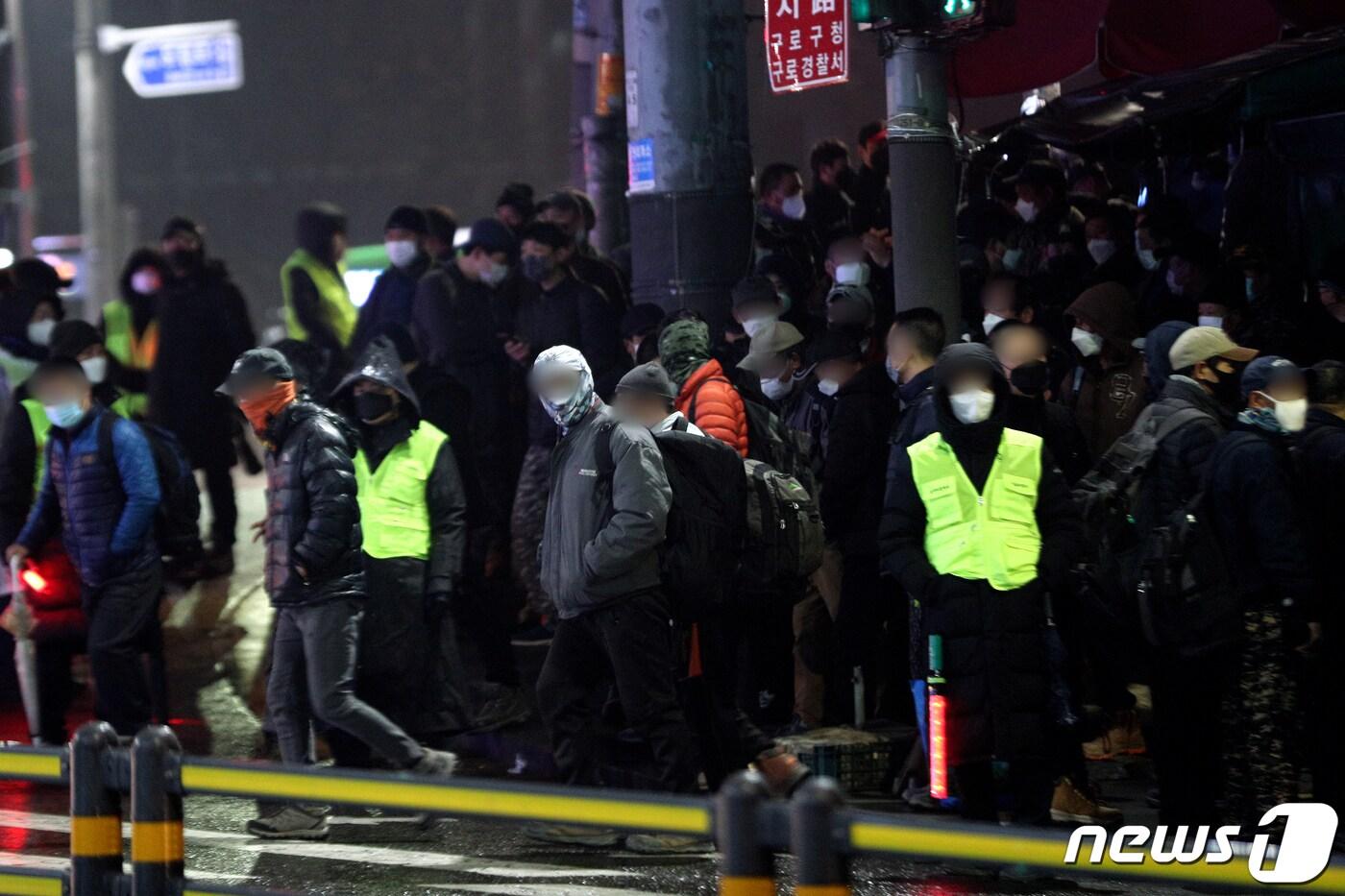 서울 구로구 남구로역 인근 인력시장에서 일거리를 구하는 일용직 노동자들이 대기하고 있다. 뉴스1 ⓒ News1 황기선 기자