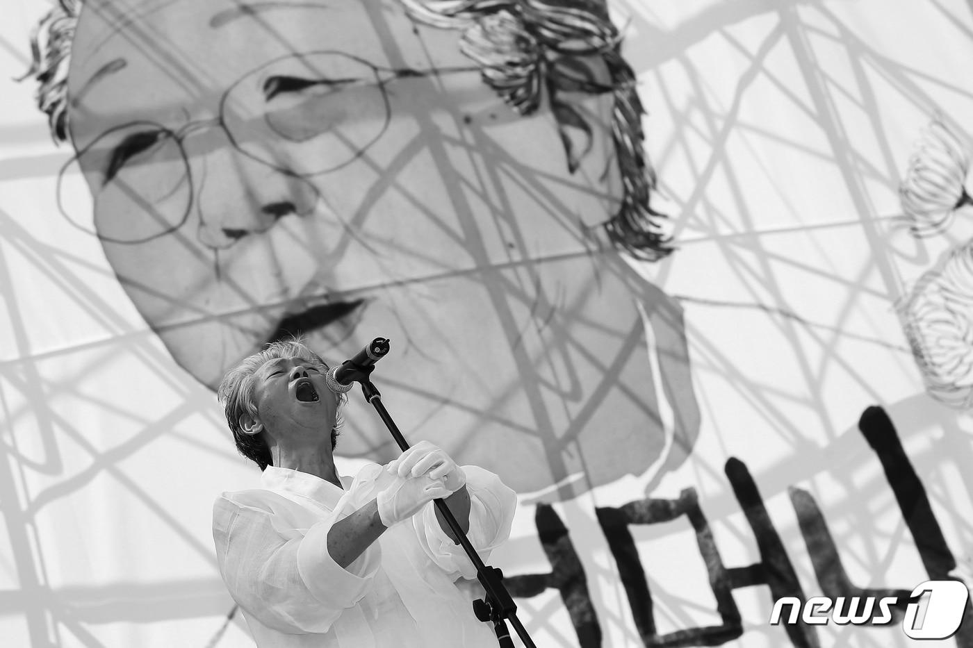 본문 이미지 - 전태일 열사의 어머니이자 사회운동가 이소선 여사(1929~2011) 13주기를 맞아 그를 추모하는 기념식이 대구에서 열린다.  고(故) 백기완 통일문제연구소장이 생전에 2011년 전태일 여사 어머니이자 노동운동가 이소선 여사 장례식에 참석, 추모를 하고 있다.  (통일문제연구소 제공) 2021.2.15/뉴스1 DB