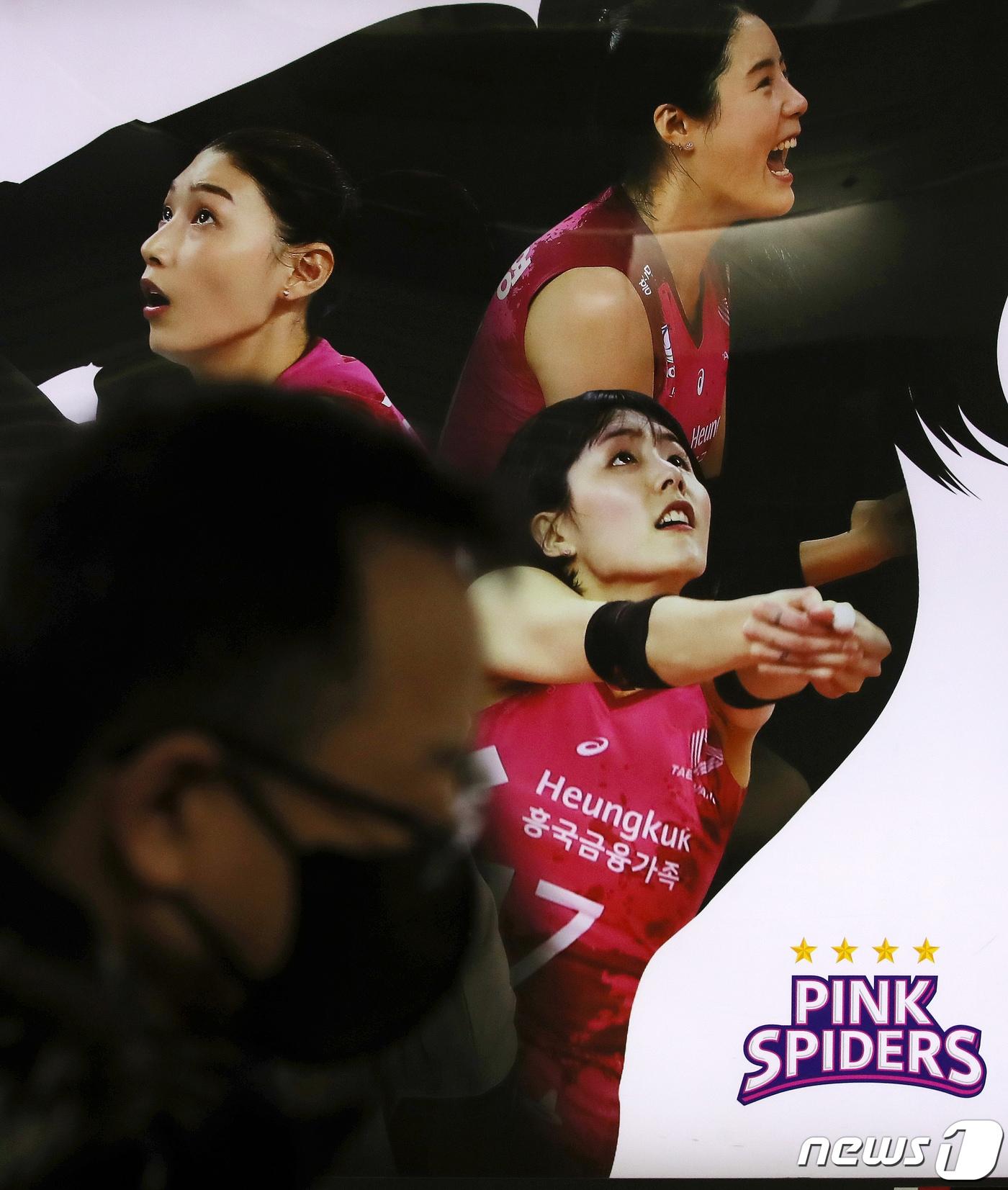 본문 이미지 - 학교 폭력을 인정한 여자프로배구 이재영·이다영 쌍둥이 자매에게 무기한 출전정지 징계가 내려졌다. 흥국생명은 오늘 "사안이 엄중한 만큼 해당 선수들에 대해 무기한 출전 정기를 결정하였다＂고 발표했다. . 2021.2.15/뉴스1 ⓒ News1 김진환 기자