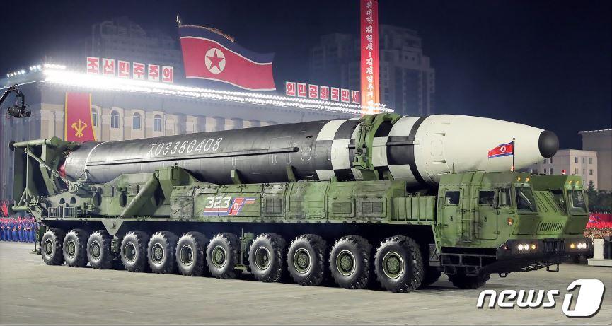 본문 이미지 - 북한군이 작년10월 열병식에서 공개한 신형 대륙간탄도미사일(ICBM) (조선 갈무리)ⓒ 뉴스1