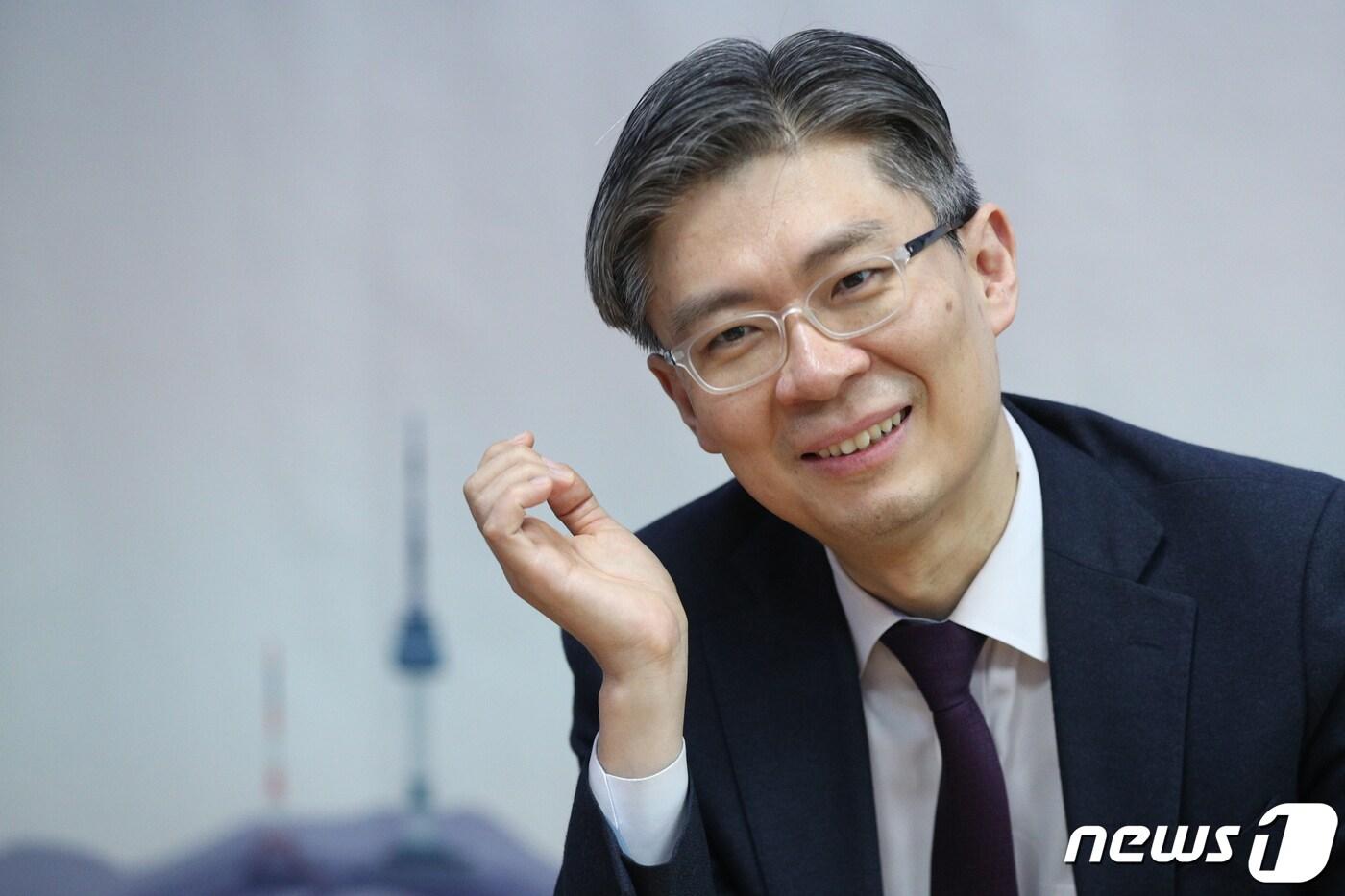 본문 이미지 - 서울시장 보궐선거에 출마한 조정훈 시대전환 대표가 15일 오후 서울 여의도 국회에서 뉴스1과 인터뷰를 하고 있다. 2021.2.15/뉴스1 ⓒ News1 성동훈 기자