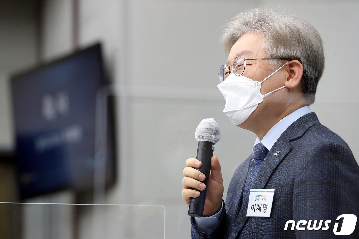 본문 이미지 - 15일 오후 경기도의회 1층 대회의실에서 열린 ‘전국 광역의회 교섭단체 더불어민주당 대표의원협의회 추진 회의’에서 이재명 지사가 인사말을 하고 있다.(경기도청 제공)/ⓒ 뉴스1