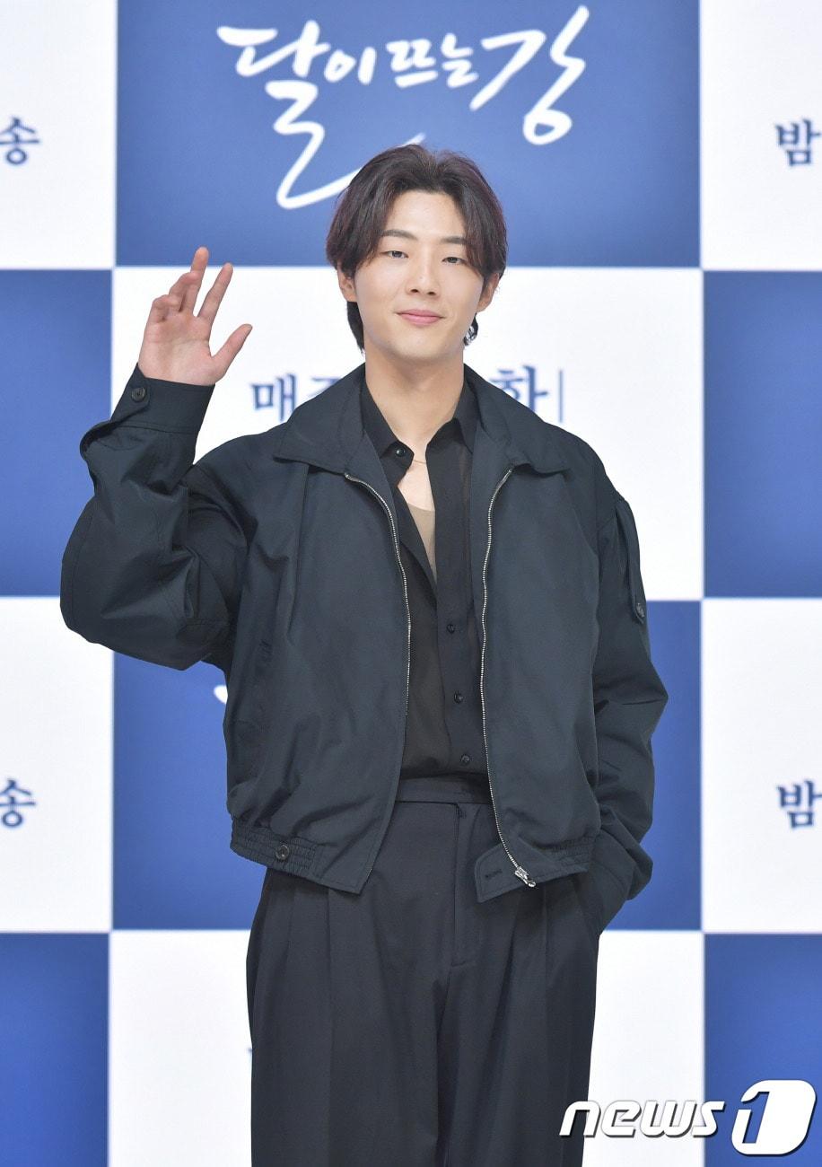 본문 이미지 - 배우 지수가 15일 오후 서울 영등포구 KBS 별관에서 열린 KBS2 드라마 '달이 뜨는 강' 제작발표회에 참석해 포즈를 취하고 있다. '달이 뜨는 강'은 고구려가 삶의 전부였던 공주 '평강' 사랑을 역사로 만든 장군 '온달' 운명에 굴하지 않은 그들의 순애보를 그리는 드라마다. (KBS 제공) 2021.2.15/뉴스1