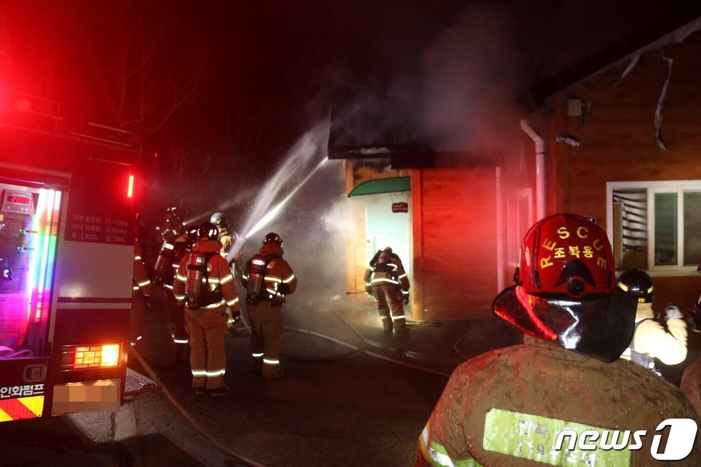 불이 난 어린이집 부속건물.(전북소방본부 제공)2021.2.16ⓒ 뉴스1