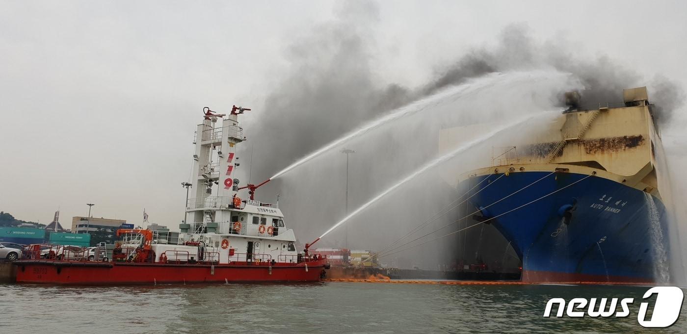 인천 110톤급 소방정(인천소방본부 제공)2021.2.16/뉴스1 ⓒ News1 박아론 기자