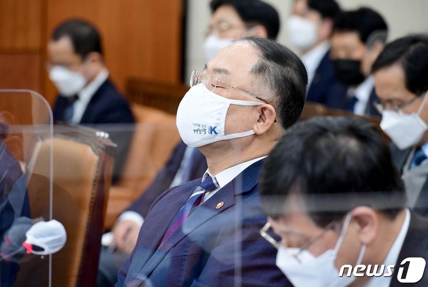본문 이미지 - 홍남기 경제부총리 겸 기획재정부 장관이 16일 서울 여의도 국회에서 열린 기획재정위원회 전체회의에서 생각에 잠겨 있다. 2021.2.16/뉴스1 ⓒ News1 신웅수 기자