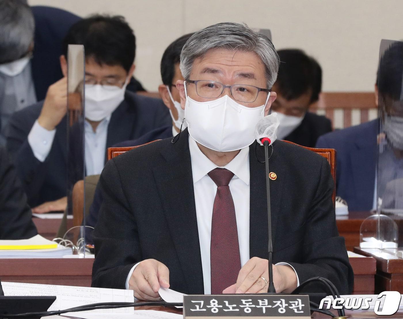 본문 이미지 - 이재갑 고용노동부 장관이 16일 오전 국회에서 열린 환경노동위원회 전체회의에 출석해 의원 질의를 경청하고 있다. 2021.2.16/뉴스1