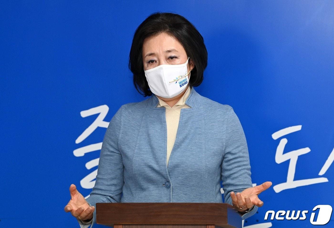 본문 이미지 - 박영선 더불어민주당 서울시장 예비후보가 16일 서울 종로구 안국빌딩에서 열린 서울시 대전환 비대면 정책 발표회에서 원스톱 헬스케어 중심의 보건의료 정책을 발표하고 있다. 2021.2.16/뉴스1 ⓒ News1 국회사진취재단