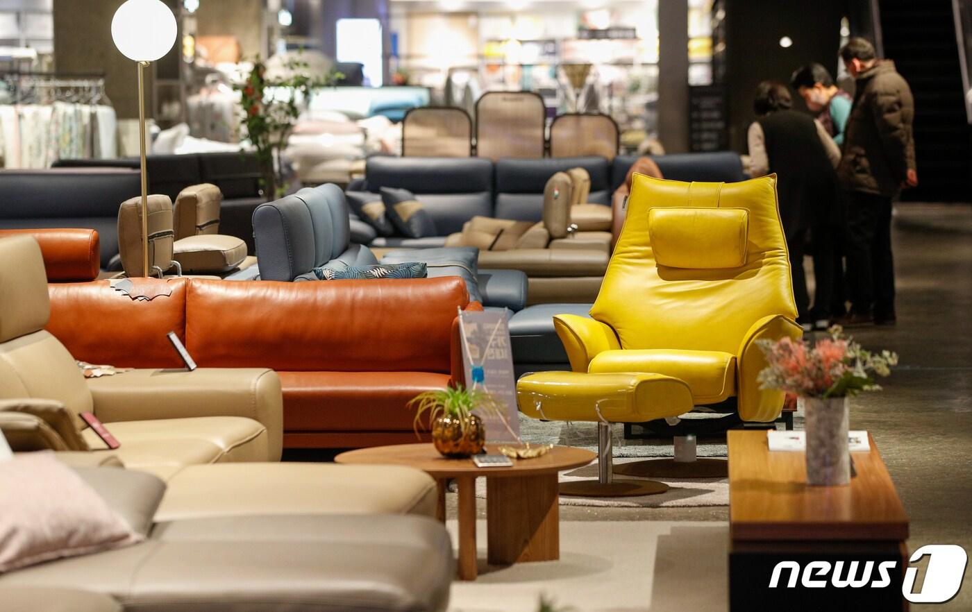 서울 용산구 아이파크몰에서 고객들이 가구, 인테리어용품 등을 둘러보고 있다. 2021.2.16/뉴스1 ⓒ News1 안은나 기자