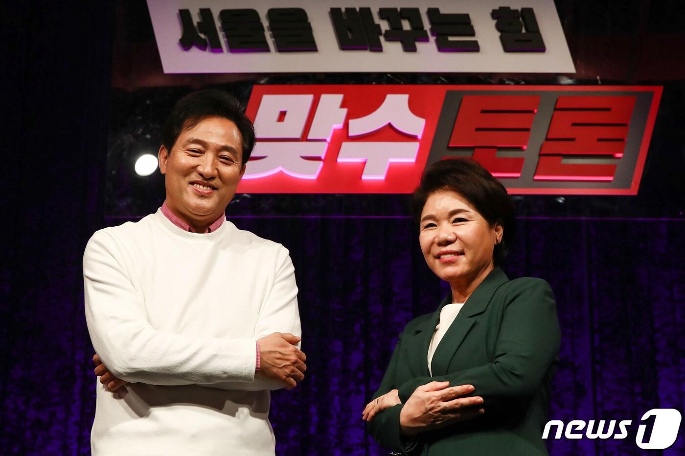 본문 이미지 - 오세훈(왼쪽), 조은희 국민의힘 서울시장 예비후보들가 16일 서울 용산구 백범김구기념관 대회의실에서 열린 국민의힘 '서울을 바꾸는힘 제1차 맞수토론'에 앞서 포즈를 취하고 있다. 2021.2.16/뉴스1 ⓒ News1 국회사진취재단