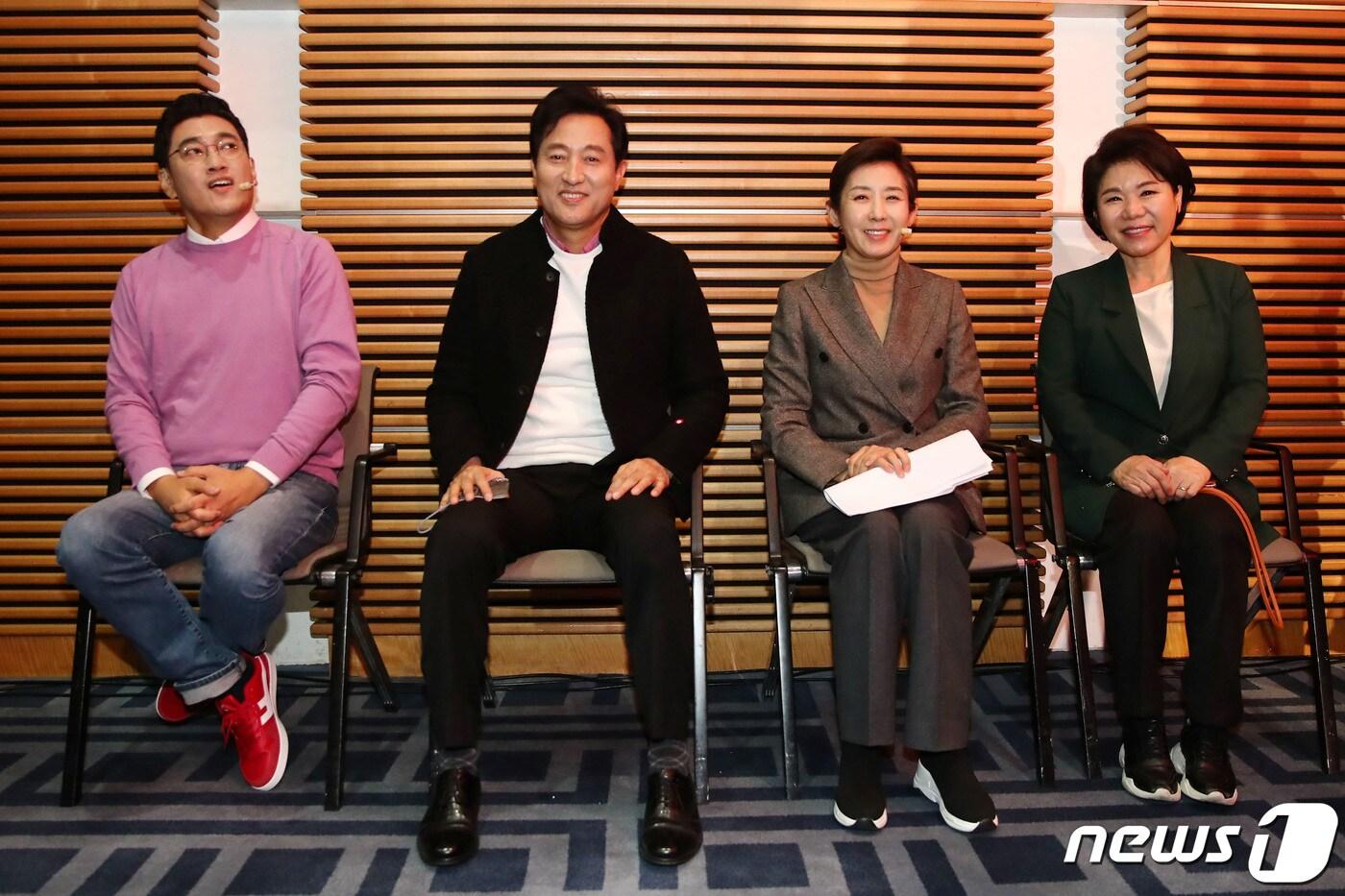 본문 이미지 - 오신환(왼쪽부터), 오세훈, 나경원, 조은희 국민의힘 서울시장 예비후보가 16일 서울 용산구 백범김구기념관 대회의실에서 열린 '서울을 바꾸는힘 제1차 맞수토론'에서 무대에 오르기 전 대기하고 있다. 2021.2.16/뉴스1 ⓒ News1 국회사진취재단