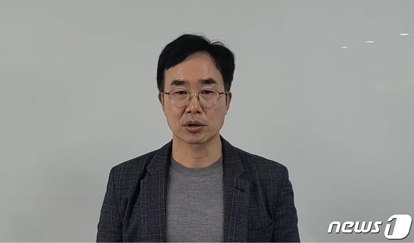 본문 이미지 - 16일 오후 2시 유튜브를 통해 입장을 밝힌 진양곤 에이치엘비 회장. ⓒ 뉴스1