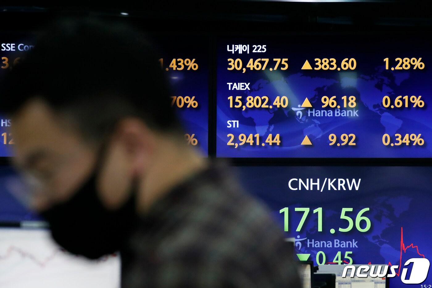 본문 이미지 - 16일 오후 서울 중구 하나은행 명동점 딜링룸 전광판에 니케이 225 지수가 3만선을 넘어 서 있다. 일본 도쿄증시 니케이 225 지수가 3만선을 넘어선 것은 '버블' 경기가 한창이었던 지난 1990년 8월 이후 30년6개월만이다. 2021.2.16/뉴스1 ⓒ News1 이승배 기자