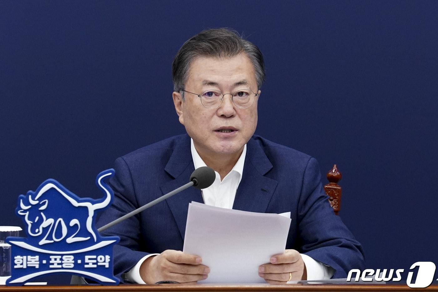 본문 이미지 - 문재인 대통령이 16일 오후 청와대에서 화상회의 형식으로 열린 국토교통부 2021년 업무보고에 참석해 발언하고 있다. 2021.2.16/뉴스1 ⓒ News1 이광호 기자