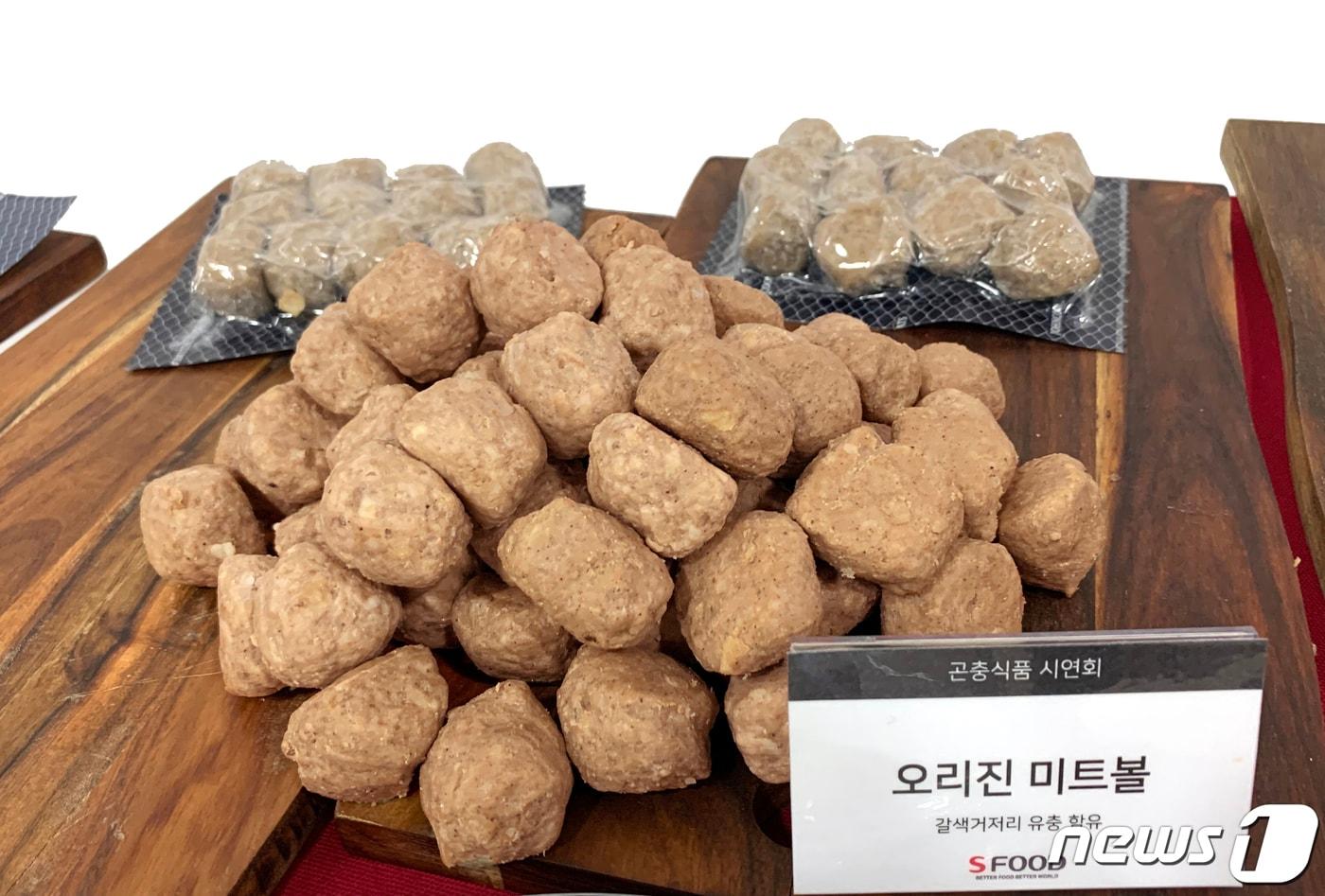본문 이미지 - 경북도 잠사곤충사업장은 20일 낙과 사과와 비상품 참외 등 지역 농업 부산물을 활용한 곤충 맞춤형 친환경 사료 개발에 나선다. 사진은 곤충 가공 시제품 불고기소세지. /뉴스1