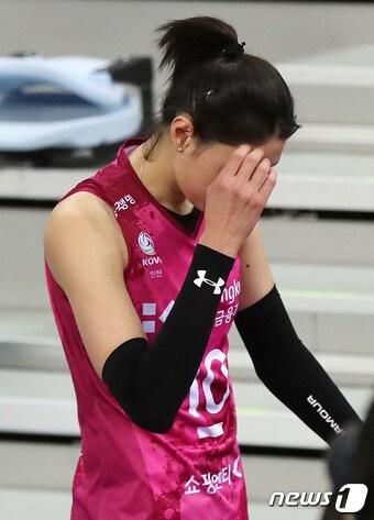 본문 이미지 - 16일 오후 인천 계양체육관에서 열린 프로배구 '2020-21시즌 도드람 V리그' 여자부 흥국생명과 IBK기업은행의 경기에서 흥국생명 김연경이 경기에서 패배한 뒤 아쉬워하고 있다. 흥국생명은 이날 IBK기업은행을 상대로 세트스코어 0대3으로 패하며 4연패를 기록했다. 2021.2.16/뉴스1 ⓒ News1 민경석 기자