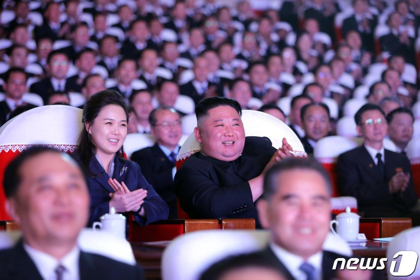 본문 이미지 - (평양 노동신문=뉴스1) = 북한 노동당 기관지 노동신문은 17일 김정은 당 총비서가 전날 당 중 앙지도기관 성원들과 함께 광명성절 기념 공연을 관람하였다고 보도했다. [국내에서만 사용가능. 재배포 금지. DB 금지. For Use Only in the Republic of Korea. Redistribution Prohibited] rodongphoto@news1.kr