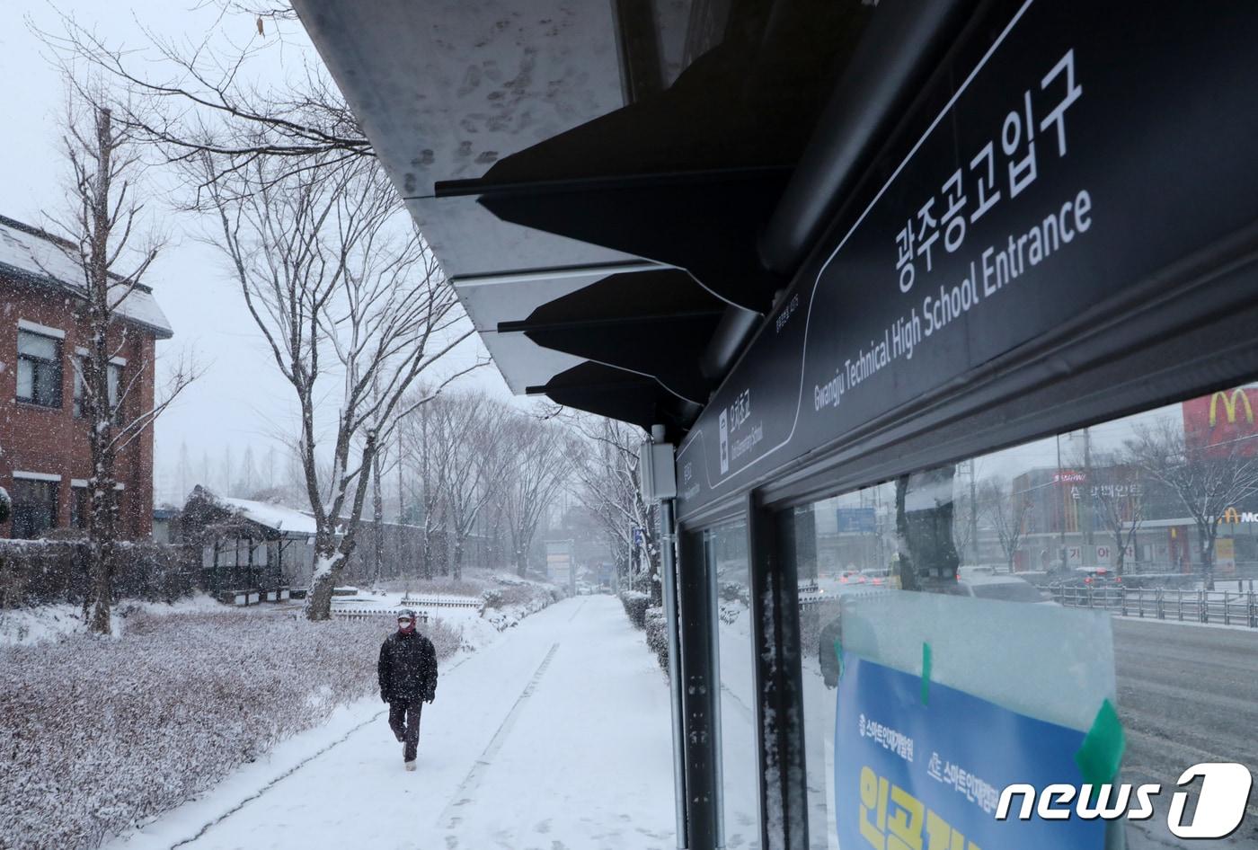 본문 이미지 - 눈 오는 날 광주 북구 오치동 한 버스정류장 앞 모습. ⓒ News1DB