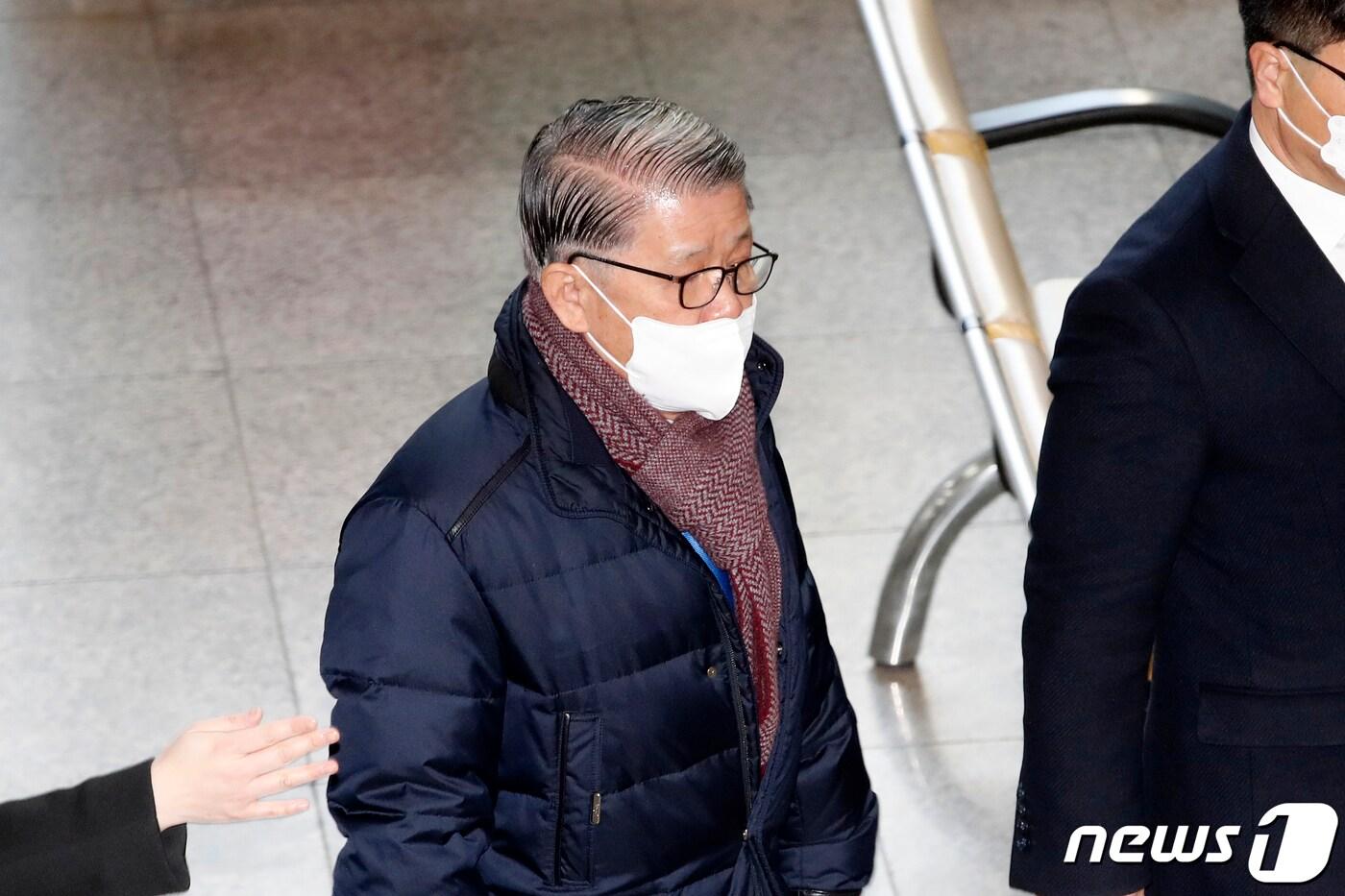 본문 이미지 - 회삿돈 횡령·배임 혐의를 받는 최신원 sk네트웍스 회장이 지난 17일 오전 서울 서초구 서울중앙지방법원에서 열린 구속 전 피의자 심문(영장실질심사)에 출석하고 있다. 2021.2.17/뉴스1 ⓒ News1 이승배 기자